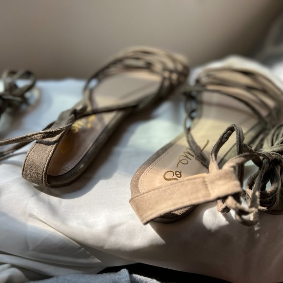 Lace up velvet sandals. - Picture 4 of 4